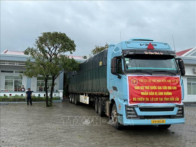 Gạo cứu trợ được vận chuyển đến các địa phương chịu thiệt hại nặng nề do lũ lụt tại Đắk Lắk. Ảnh: TTXVN phát