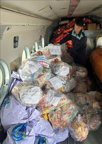 Cán bộ, chiến sĩ Trung đoàn Không quân 930 vận chuyển hàng tiếp tế bằng trực thăng Mi 171. Ảnh: TTXVN phát