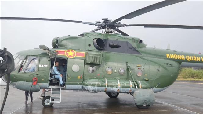Máy bay Mi 171 của Trung đoàn Không quân 930 (Sư đoàn Không quân 372) sẽ cất cánh từ sân bay Phù Cát mang hàng cứu trợ đến sân vận động Long Thăng để hỗ trợ cho người dân vùng lũ. Ảnh: TTXVN phát