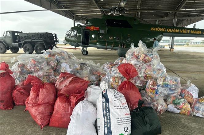 Hàng cứu trợ cho người dân vùng lũ được tập kết, chuẩn bị vận chuyển bằng trực thăng của Trung đoàn Không quân 930. Ảnh: TTXVN phát