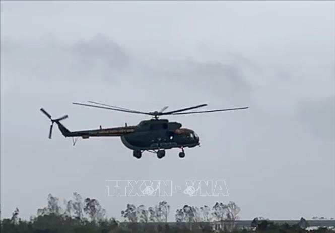 Máy bay Mi 171 cất cánh từ sân bay Phù Cát mang hàng cứu trợ đến sân vận động Long Thăng để hỗ trợ cho người dân vùng ngập lũ. Ảnh: TTXVN phát