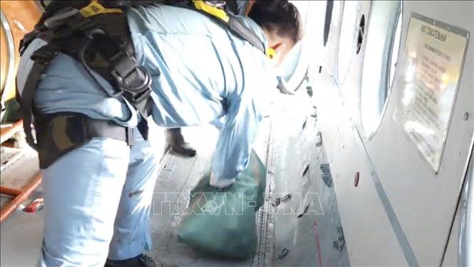 Cán bộ, chiến sĩ Trung đoàn Không quân 930 vận chuyển hàng tiếp tế cho người dân vùng lũ. Ảnh: TTXVN phát