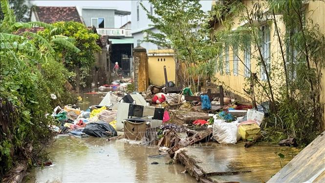  “Ngổn ngang” bùn đất, rác thải và vật dụng hư hỏng tại các khu dân cư sau lũ. Ảnh: Nguyên Dung – TTXVN