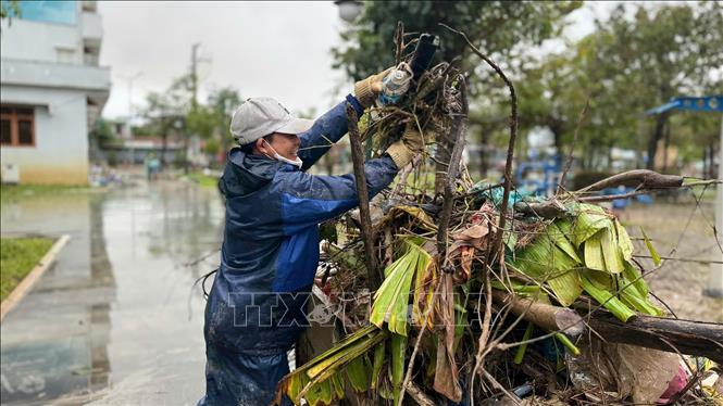 Công ty Cổ phần Môi trường đô thị Phú Yên huy động toàn bộ lực lượng chung tay dọn dẹp, vệ sinh môi trường. Ảnh: Nguyên Dung – TTXVN