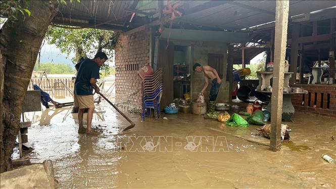 Sau khi nước rút, người dân Đắk Lawsk tranh thủ dọn bùn, rác. Ảnh: Nguyên Dung – TTXVN