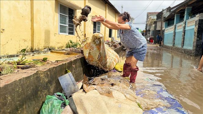 Sau khi nước rút, người dân Đắk Lắk tranh thủ dọn dẹp rác. Ảnh: Nguyên Dung – TTXVN