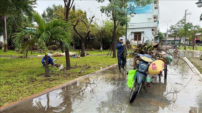 Công ty Cổ phần Môi trường đô thị Phú Yên huy động toàn bộ lực lượng chung tay dọn dẹp, vệ sinh môi trường. Ảnh: Nguyên Dung – TTXVN