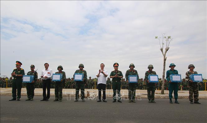 Lãnh đạo Quân khu 9, thành phố Cần Thơ tặng quà các đơn vị hoàn thành xuất sắc buổi hợp luyện diễn tập thực binh. Ảnh: Duy Khương – TTXVN