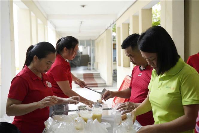 Chị Phùng Thị Hiền, Trưởng nhóm “Nồi cháo nhân ái” tỉnh Cao Bằng cùng các tình nguyện viên đều đặn duy trì những nồi cháo nóng, gửi đến hàng nghìn bệnh nhân có hoàn cảnh khó khăn trên địa bàn. Ảnh: TTXVN phát