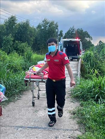 Anh Trần Huỳnh Hoài Phong, Đội trưởng Đội Tìm kiếm cứu nạn, cứu hộ và trợ giúp nhân đạo tỉnh Vĩnh Long cùng đội của mình đã tham gia cứu hộ, cứu nạn và sơ cấp cứu hơn 1.160 trường hợp liên quan tai nạn giao thông, đuối nước, cháy nổ, sạt lở. Ảnh: TTXVN phát