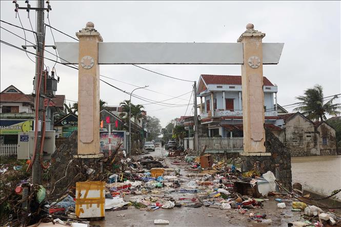 Rác thải bủa vây những khu dân cư phường Đông Hòa (Đắk Lắk) sau khi nước lũ rút. Ảnh: Tuấn Anh - TTXVN