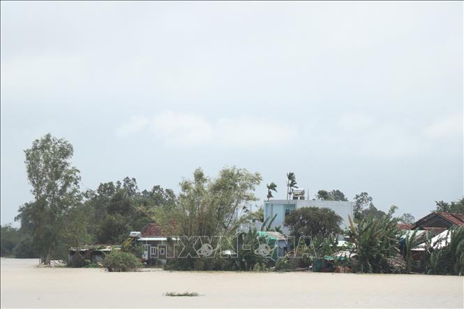 Phường Đông Hòa, tỉnh Đắk Lắk có khoảng khoảng 90% nhà cửa bị ngập trong nước lũ. Ảnh: Tuấn Anh – TTXVN