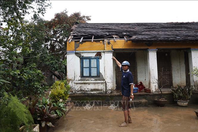 Một căn nhà cấp 4 ở phường Đông Hòa (Đắk Lắk) chìm trong nước lũ nhiều ngày và nguy cơ đổ sập bất cứ lúc nào. Ảnh: Tuấn Anh - TTXVN
