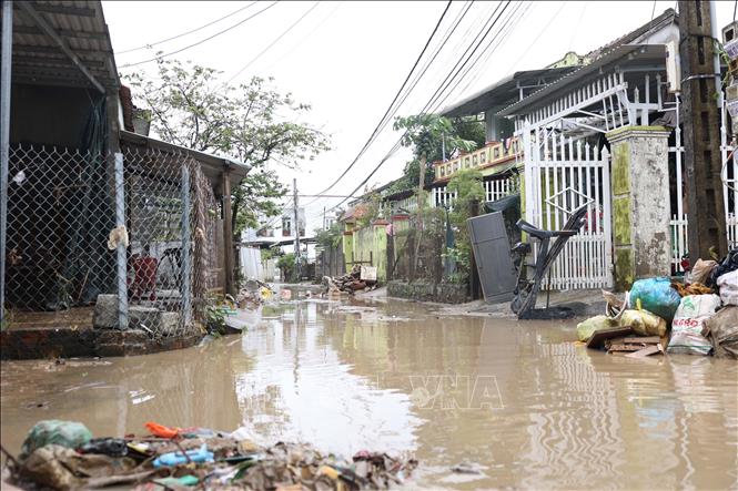 Rác thải bủa vây những khu dân cư phường Đông Hòa (Đắk Lắk) sau khi nước rút. Ảnh: Tuấn Anh - TTXVN