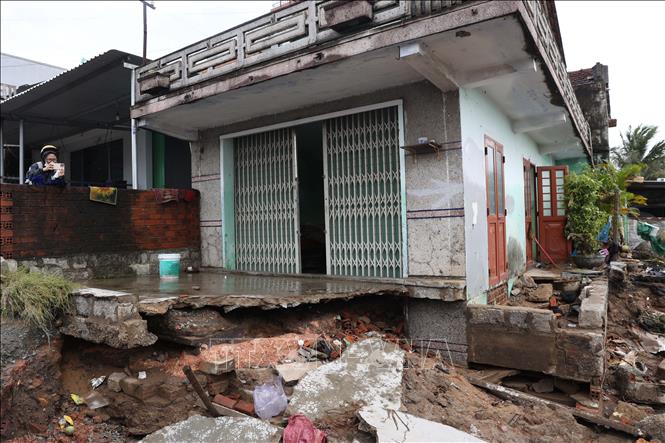 Cơn lũ đi qua, ngôi nhà của bà Đinh Thị Tuyết cũng không còn “đứng vững”. Ảnh: Tuấn Anh - TTXVN