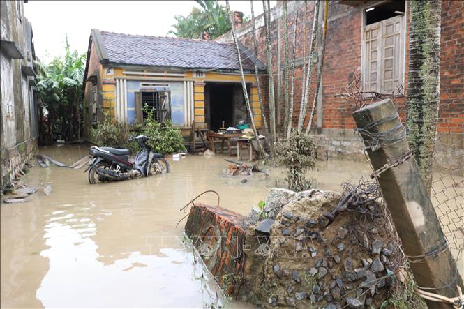 Những ngôi nhà cấp 4 ở phường Đông Hòa (Đắk Lắk) hầu như bị ngập quá nóc nhà trong cao điểm mưa lũ. Ảnh: Tuấn Anh - TTXVN