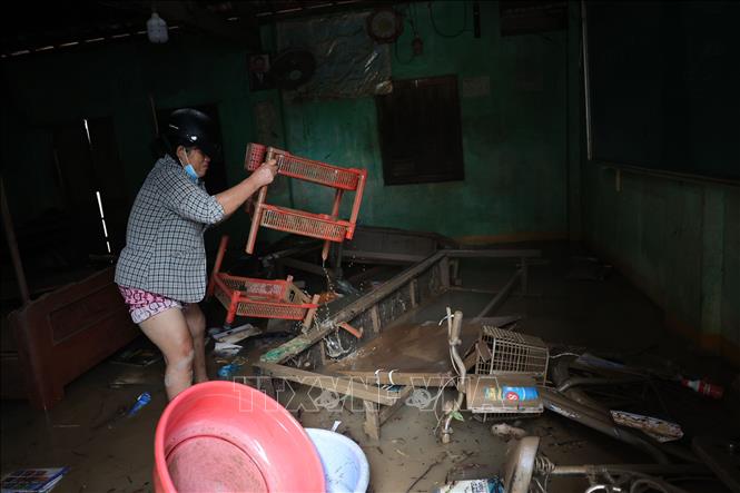 Người dân gắng tìm những vật dụng còn sử dụng được, nhưng hầu như mọi thứ đều hư hỏng sau nhiều ngày chìm trong nước lũ. Ảnh: Tuấn Anh - TTXVN