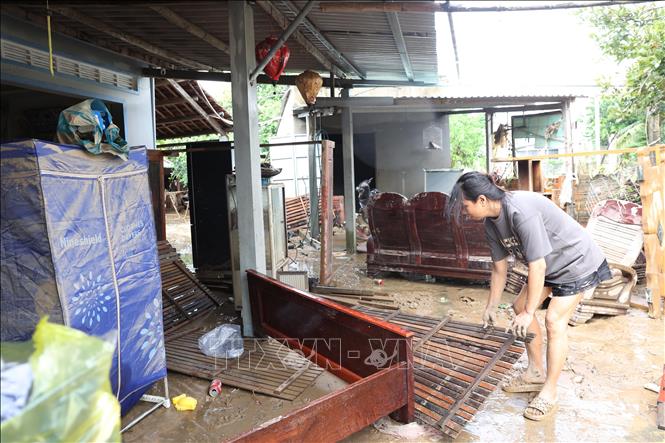 Nhiều ngày bị chìm trong nước lũ nên vật dụng, tài sản của người dân phường Đông Hòa đều hư hỏng. Ảnh: Tuấn Anh - TTXVN