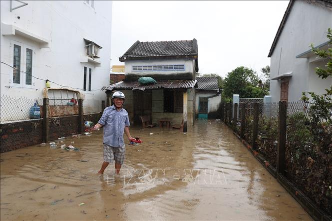 Một ngôi nhà ở khu phố 4, phường Đông Hòa nước vẫn chưa rút hết. Ảnh: Tuấn Anh - TTXVN