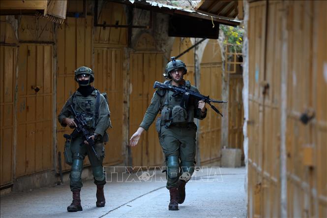 Binh sĩ Israel tuần tra tại thành phố Hebron, Bờ Tây ngày 22/11/2025. Ảnh: THX/TTXVN