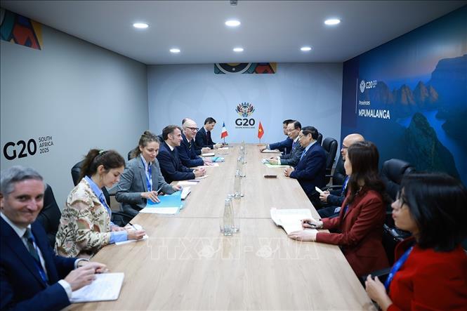 Thủ tướng Phạm Minh Chính gặp Tổng thống Pháp Emmanuel Macron. Ảnh: Dương Giang-TTXVN 
