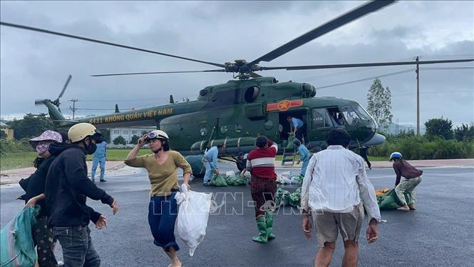 Người dân xã Phong Liên 1 và Phong Liên 2 nhận hàng cứu trợ từ trực thăng của Trung đoàn Không quân 917. Ảnh: TTXVN phát