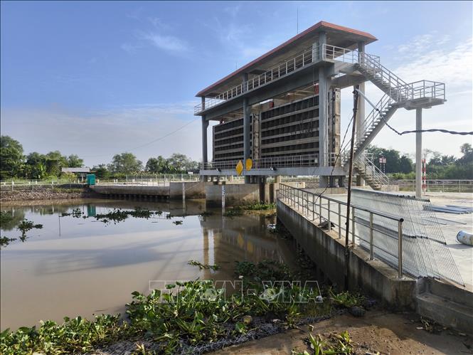 Cống vàm Long Huê, xã Chợ Lách, tỉnh Vĩnh Long đã xây dựng xong chờ nghiệm thu đưa vào sử dụng. Ảnh: Huỳnh Phúc Hậu - TTXVN