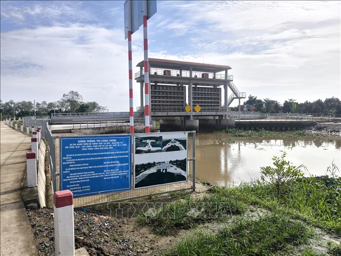 Cống vàm Định Bình, xã Chợ Lách, tỉnh Vĩnh Long đã xây dựng xong chờ nghiệm thu đưa vào sử dụng. Ảnh: Huỳnh Phúc Hậu - TTXVN
