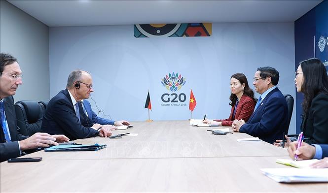 Thủ tướng Phạm Minh Chính gặp Thủ tướng Đức Friedrich Merz. Ảnh: Dương Giang-TTXVN 
