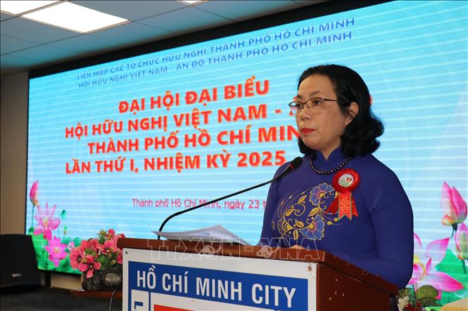 Tiến sỹ Hồ Thị Trinh Anh, Phó Chủ tịch kiêm Tổng Thư ký Hội Hữu nghị Việt Nam - Ấn Độ Thành phố Hồ Chí Minh phát biểu tại đại hội. Ảnh: Thanh Vũ-TTXVN 