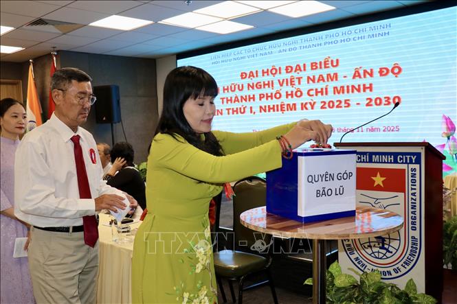 Các đại biểu tham dự Đại hội ủng hộ người dân miền Trung bị ảnh hưởng bão lũ theo lời kêu gọi của Uỷ ban Mặt trận Tổ quốc Việt Nam Thành phố Hồ Chí Minh. Ảnh: Thanh Vũ-TTXVN 