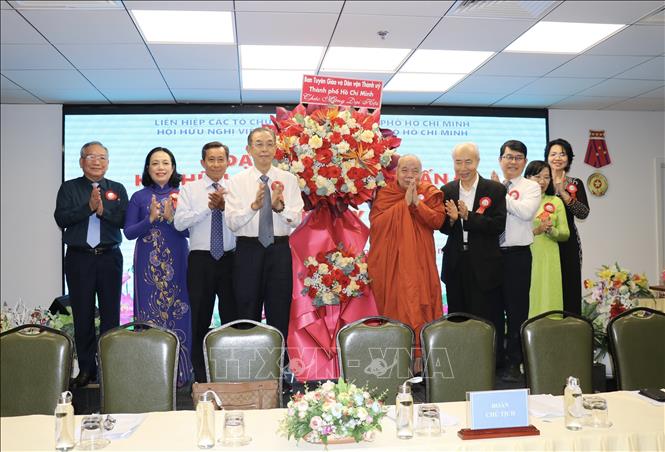 Lãnh đạo Thành phố Hồ Chí Minh tặng hoa chúc mừng Đại hội. Ảnh: Thanh Vũ-TTXVN 