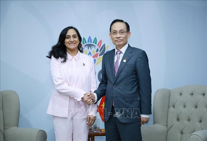 Bộ trưởng Bộ Ngoại giao Lê Hoài Trung tiếp Ngoại trưởng Canada Anita Anand. Ảnh: Dương Giang-TTXVN