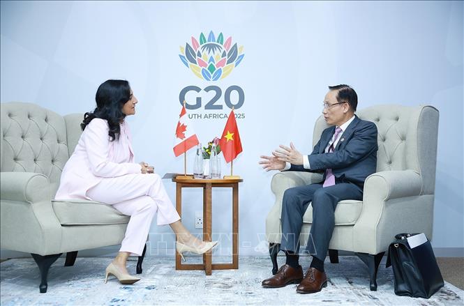 Bộ trưởng Bộ Ngoại giao Lê Hoài Trung tiếp Ngoại trưởng Canada Anita Anand. Ảnh: Dương Giang-TTXVN