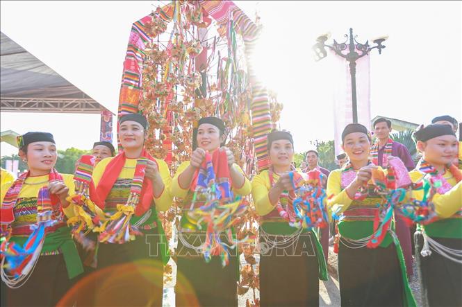 Đồng bào dân tộc Mường tại Ngày hội giao lưu các dân tộc tại Làng Văn hóa - Du lịch các dân tộc Việt Nam. Ảnh: Khánh Hoà - TTXVN