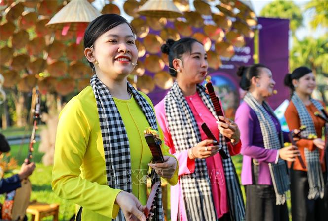 Giao lưu văn hoá nghệ thuật “Sắc màu văn hoá Vĩnh Long”. Ảnh: Khánh Hoà - TTXVN
