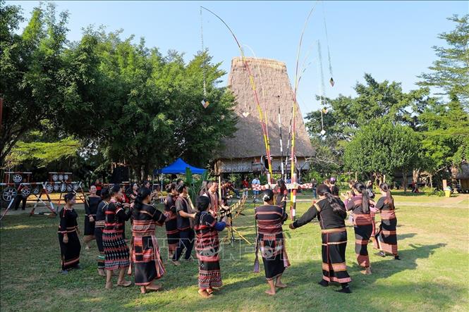 Tiết mục văn hoá, nghệ thuật của các dân tộc Tây Nguyên. Ảnh: Khánh Hoà - TTXVN