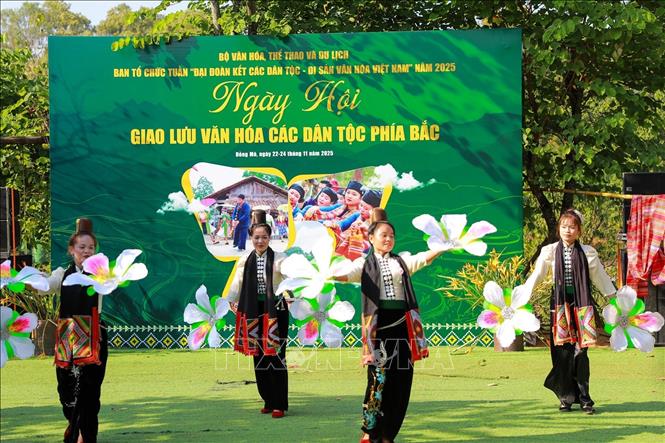 Tiết mục văn hoá, nghệ thuật của các dân tộc phía Bắc. Ảnh: Khánh Hoà - TTXVN