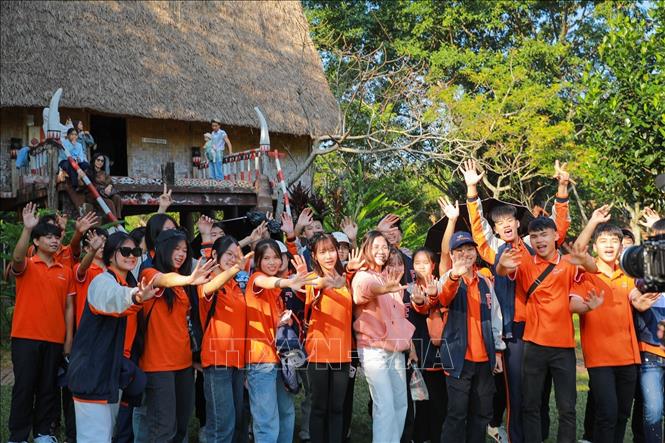 Ngày hội giao lưu các dân tộc tại Làng Văn hóa - Du lịch các dân tộc Việt Nam thu hút đông đảo người dân và du khách. Ảnh: Khánh Hoà - TTXVN