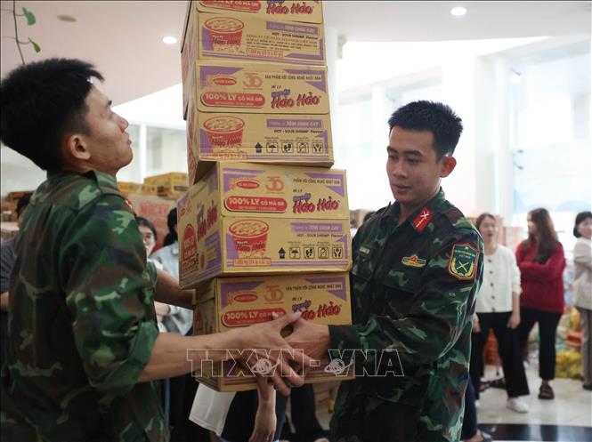 Nhu yếu phẩm thiết yếu được người dân các tỉnh thành gửi về vùng lũ ở Đắk Lắk. Ảnh: Tuấn Anh - TTXVN