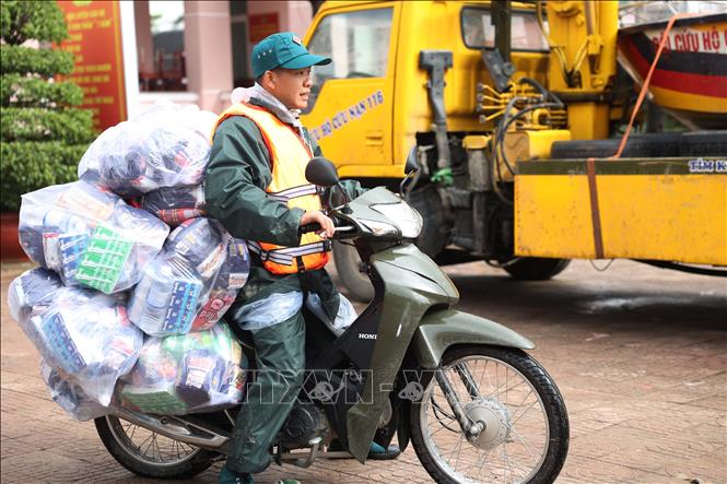 Những chuyến xe cơ động vận chuyển nhanh hàng hóa đến các khu dân cư bị ngập ở phía Đông tỉnh Đắk Lắk. Ảnh: Tuấn Anh – TTXVN