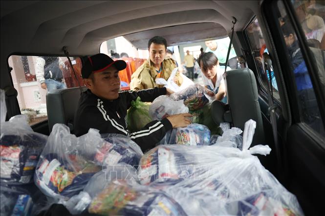 Hàng hóa thiết yếu khẩn trương chuyển lên xe để đến với bà con vùng lũ phường Đông Hòa, tỉnh Đắk Lắk. Ảnh: Tuấn Anh - TTXVN