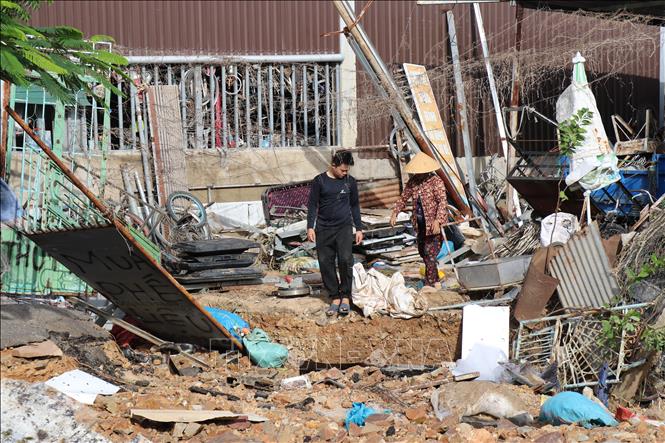 Người dân xã Ninh Phước (Khánh Hòa) dọn dẹp sau mưa lũ để sớm ổn định cuộc sống. Ảnh: Nguyễn Thành – TTXVN