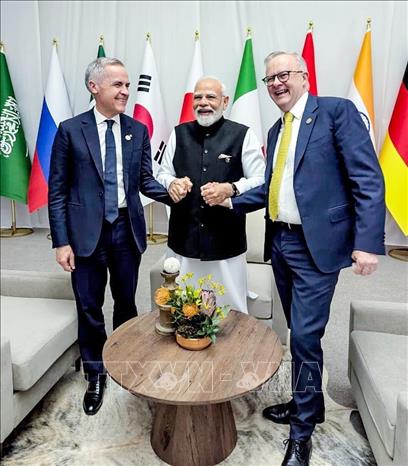 (Từ trái sang) Thủ tướng Canada Mark Carney, Thủ tướng Ấn Độ Narendra Modi và Thủ tướng Australia Anthony Albanese tại cuộc gặp bên lề Hội nghị thượng đỉnh G20 ở Johannesburg, Nam Phi ngày 23/11/2025. Ảnh: ANI/TTXVN