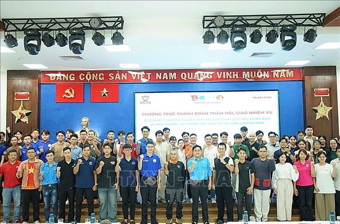 Đội hình thanh niên  TP. Hồ Chí Minh tham gia cứu trợ người dân Khánh Hòa trước giờ xuất phát. Ảnh: Thu Hương - TTXVN