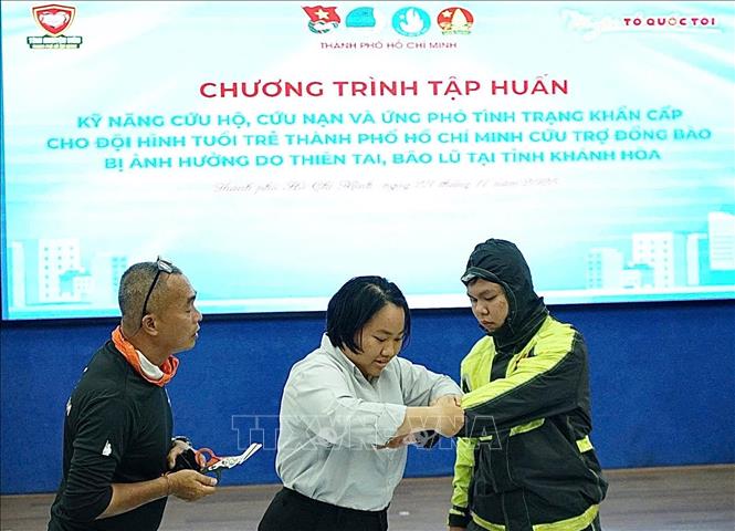 Các tình nguyện viên được các chuyên gia tập huấn nghiệp vụ cứu nạn, cứu hộ trước giờ ra quân. Ảnh: Thu Hương - TTXVN