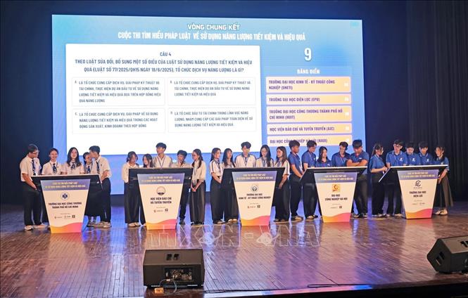 Các đội với phần thi xử lý tình huống. Ảnh: Trần Việt - TTXVN