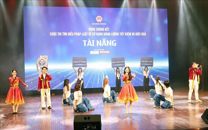 Đội trường Đại học Kinh tế kỹ thuật – Công nghiệp với phần thi tài năng. Ảnh: Trần Việt - TTXVN