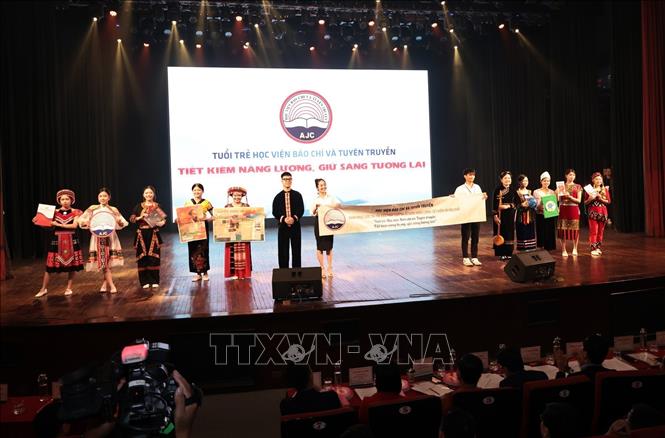 Đội thi trường Đại học Báo chí và Tuyên truyền với phần thi tài năng. Ảnh: Trần Việt - TTXVN