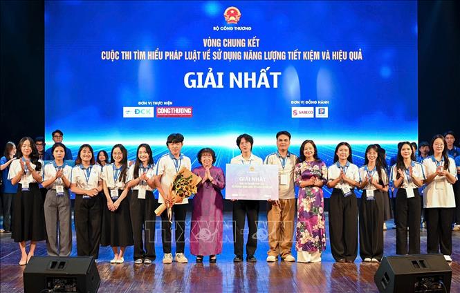 Đội Trường Đại học Kinh tế - Kỹ thuật Công nghiệp đạt giải Nhất. Ảnh: Trần Việt - TTXVN